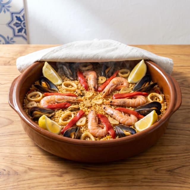 Paella de mariscos con el arroz suelto