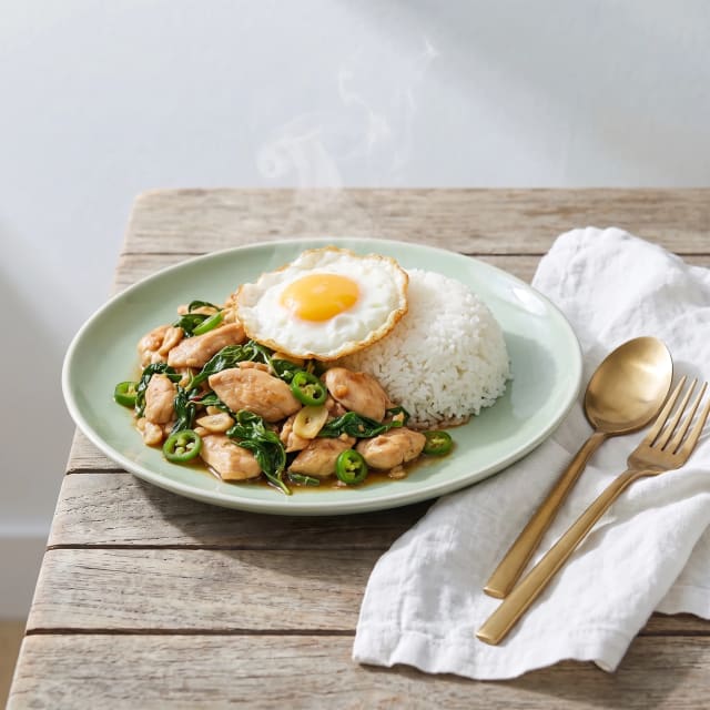 Pollo con albahaca thai y huevo frito