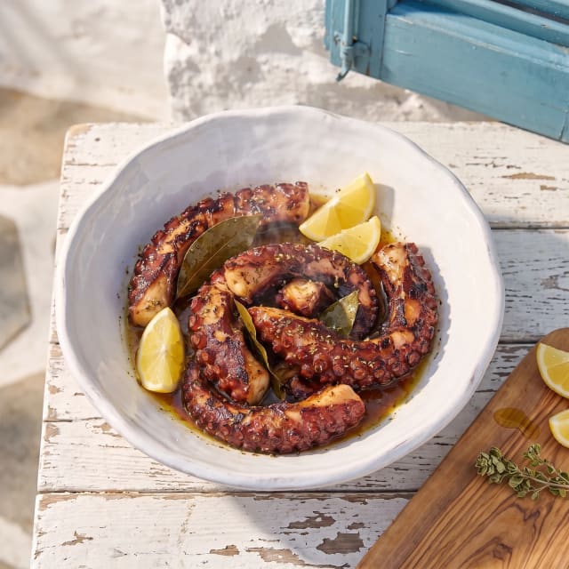 Pulpo a la parrilla, cocido en su jugo y dorado al final