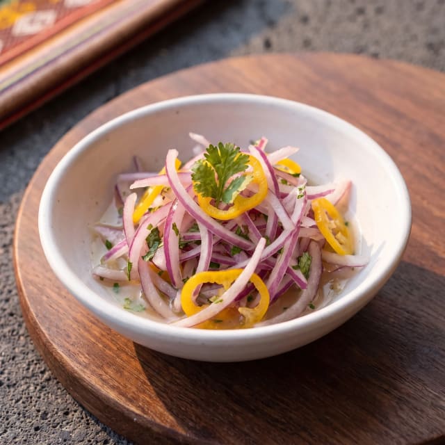 Salsa criolla peruana de cebolla crujiente