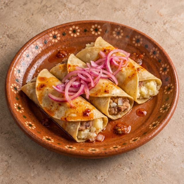 Tacos de canasta de papa y frijol sudados