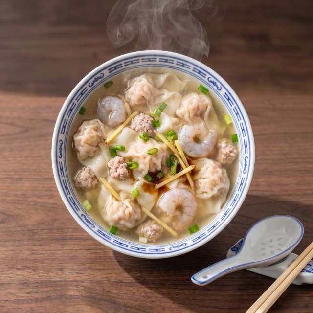 Wontons de cerdo y camarón en caldo claro