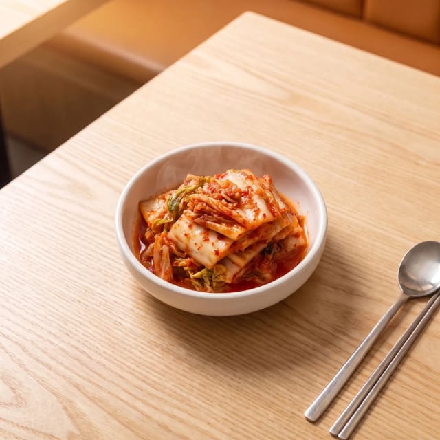 Kimchi de col que fermenta en la cocina
