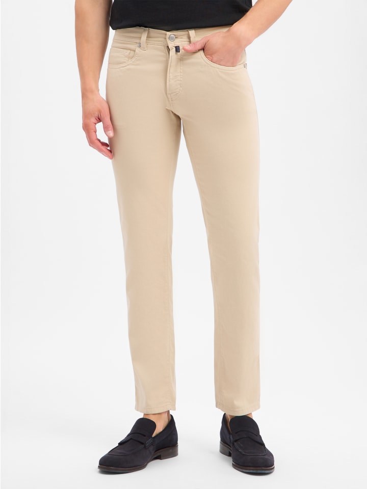 Hose Lyon in sand