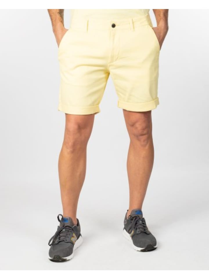 Shorts in Gelb