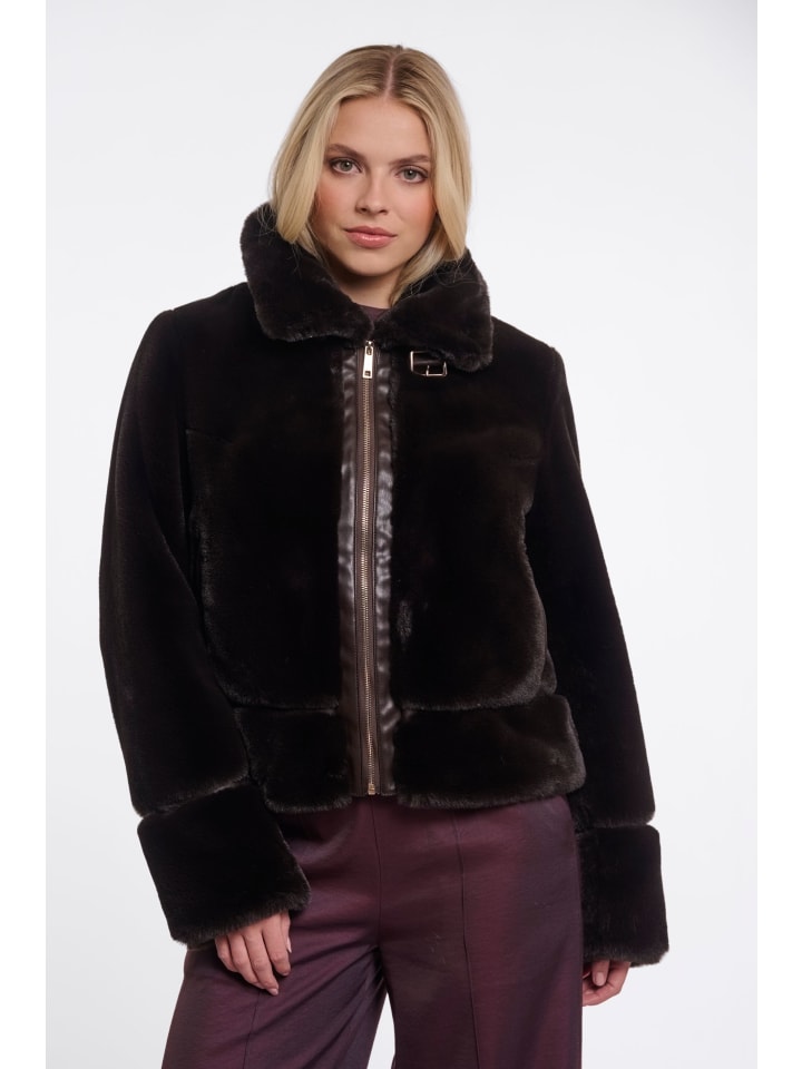 Lambra Faux-Fur-Jacke mit hohem Stehkragen in peated