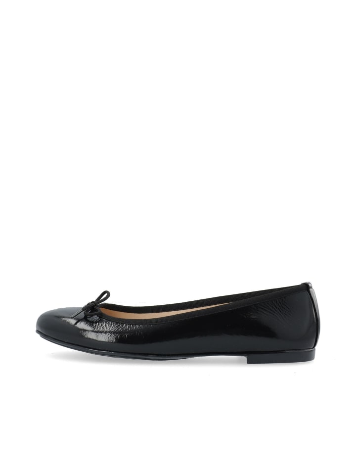 Ballerinas in Black
