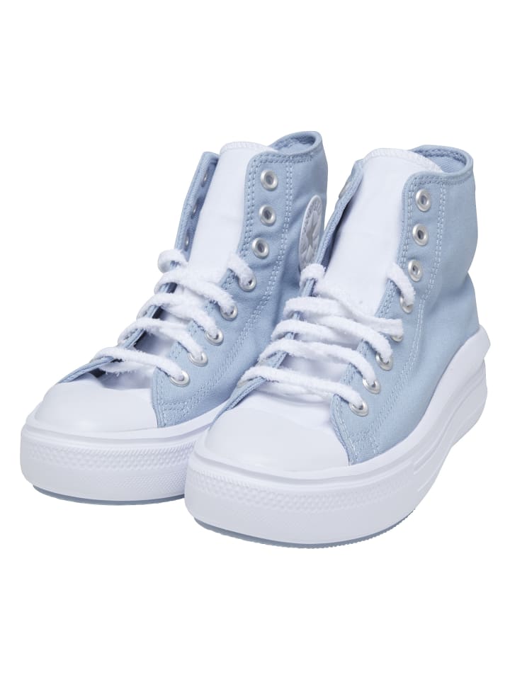 Sneakers in ocean retreat/white