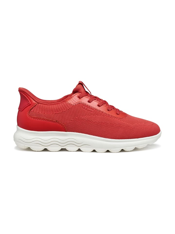 Sportliche Schnürschuhe in Rot
