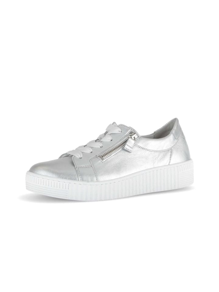 Sneaker low in silber