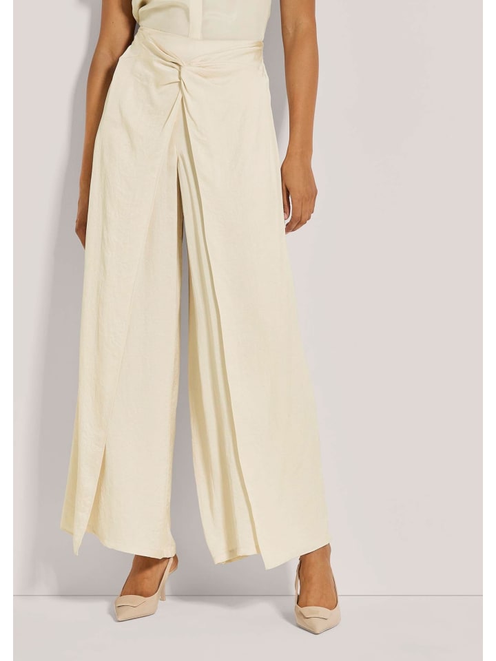 Sommerliche Stoffhose mit Überwurf in perlweiß