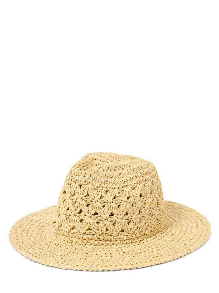 Hut in sand - 0001