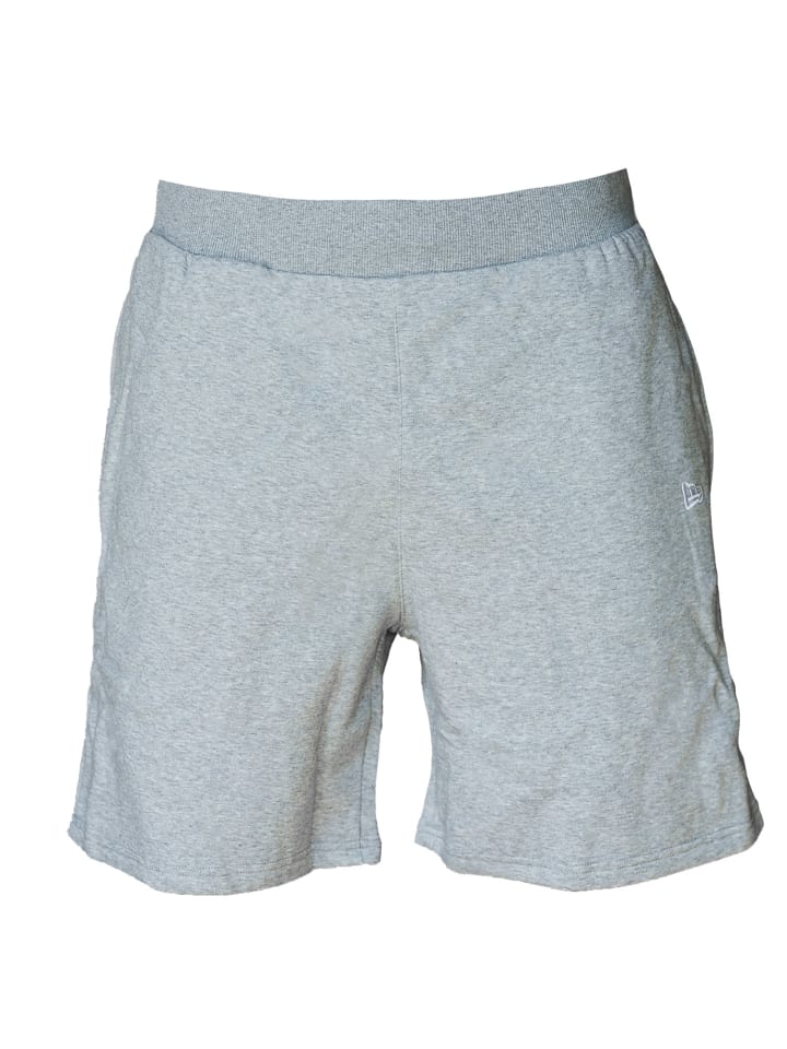 New Era Essentials Shorts in Grau