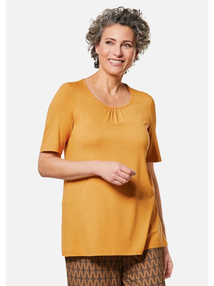 Kurzgröße: Zeitloses Shirt mit modernem Raffdetail in maisgelb