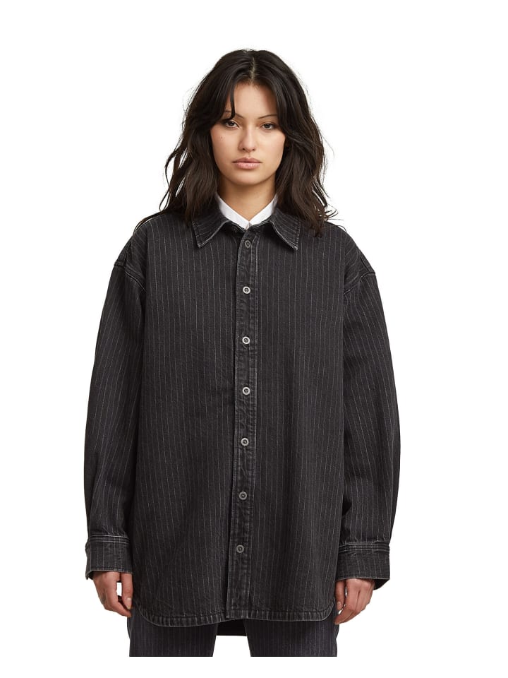 Maxi-Hemd worn in oyster shell lasered pinstripe