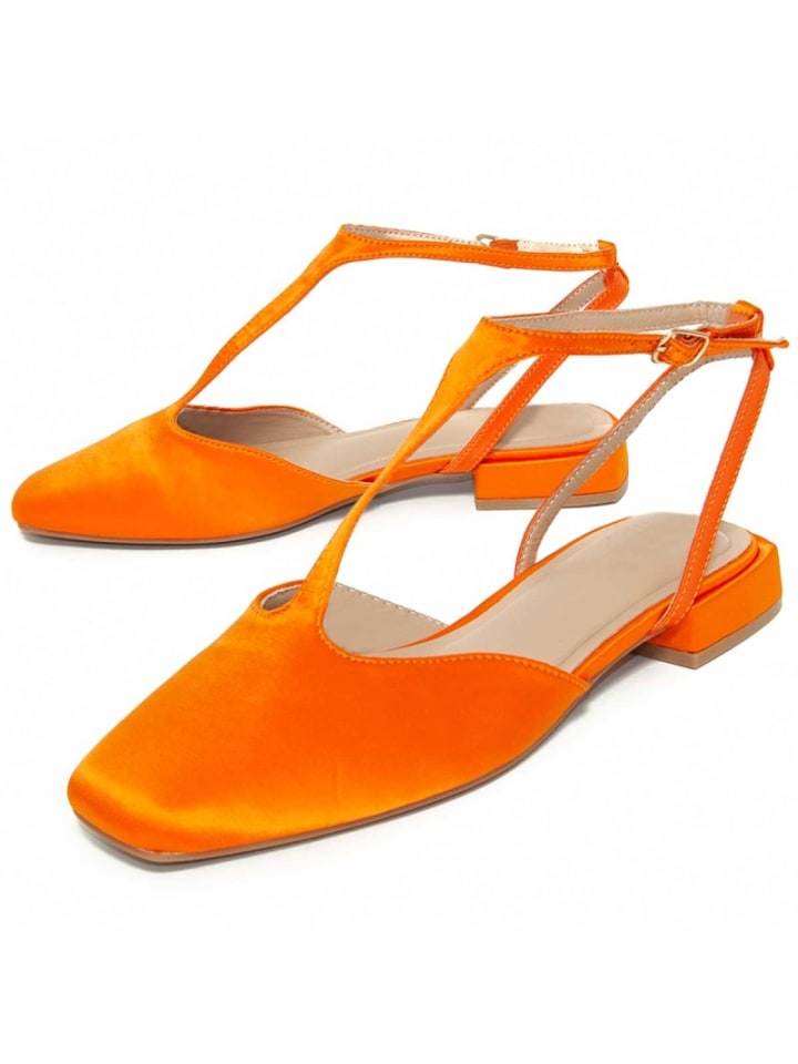 Ballerinas aus orangefarbenem Satin mit niedrigem Absatz in Orange