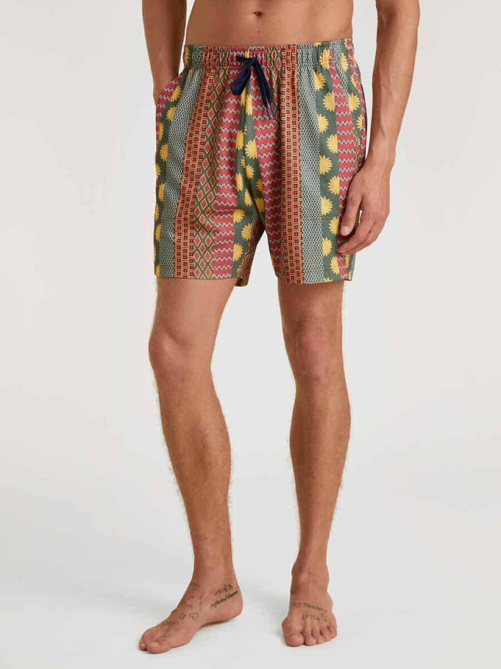 Bermudas in Mineral red