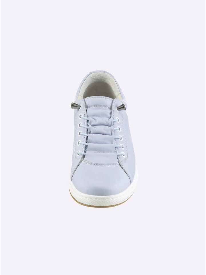 Sneaker in hellblau