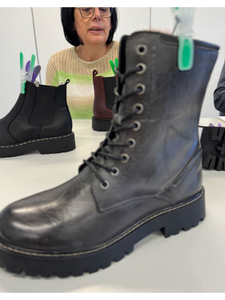 Schnürstiefelette in schwarz