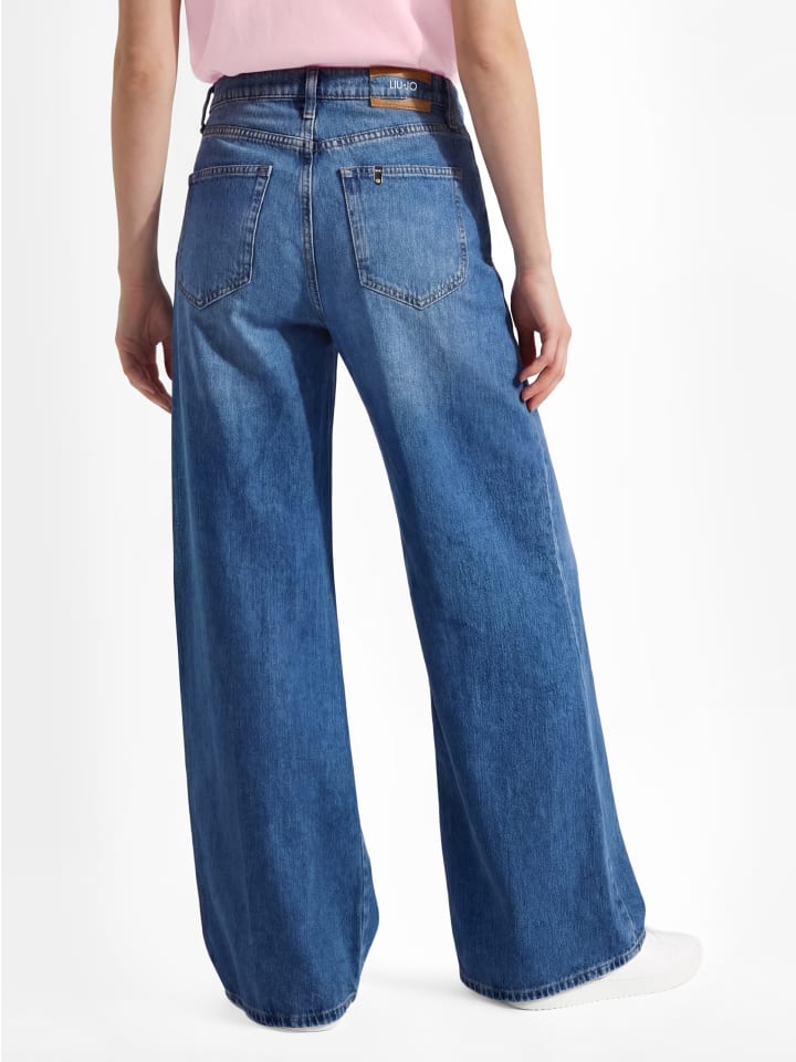 Jeans in denim
