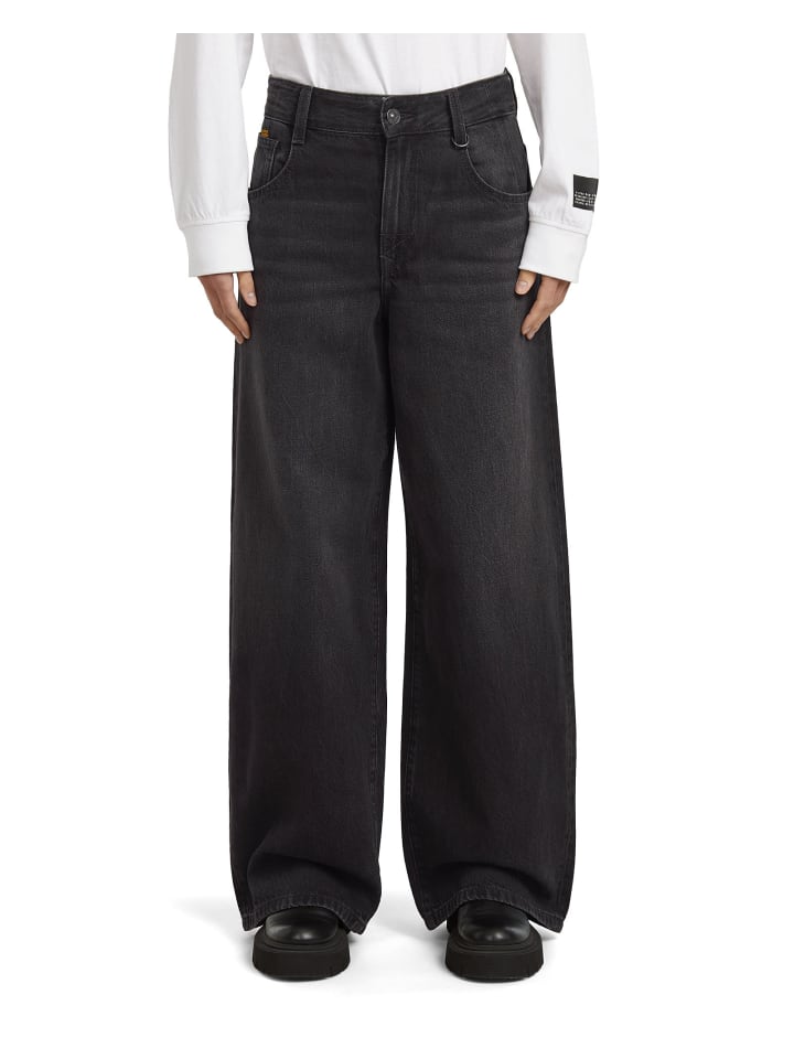 Skater High Loose Jeans worn in black relic