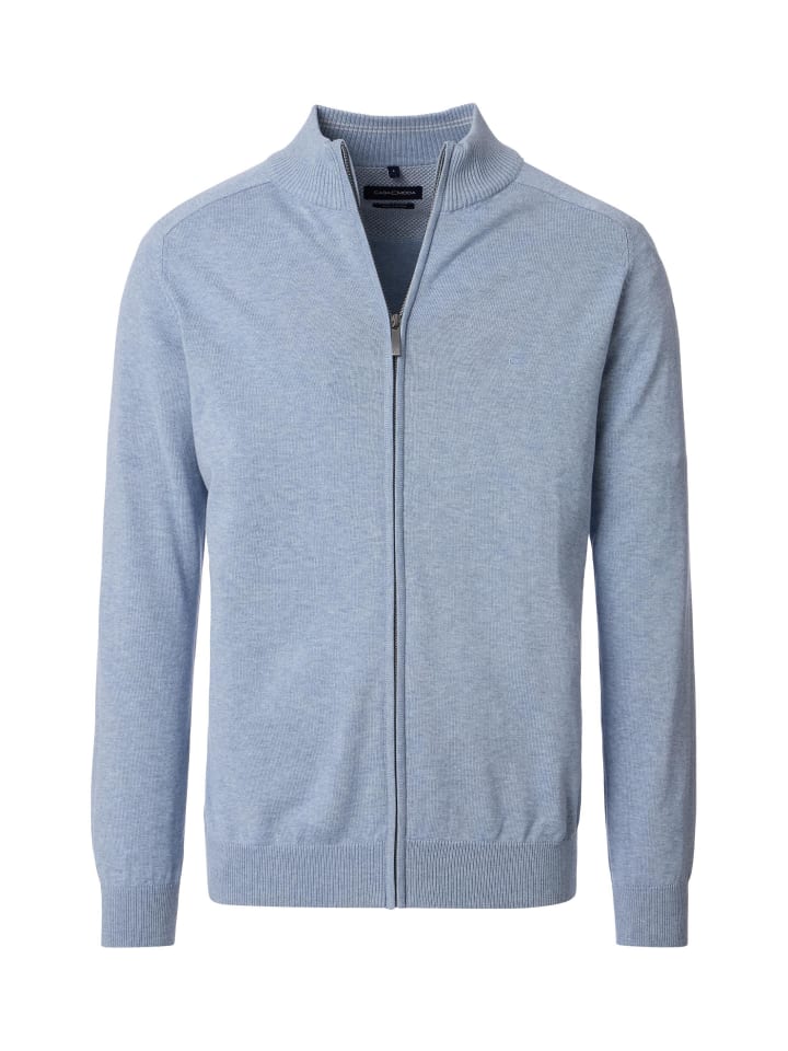 Strickjacke in Himmelblau