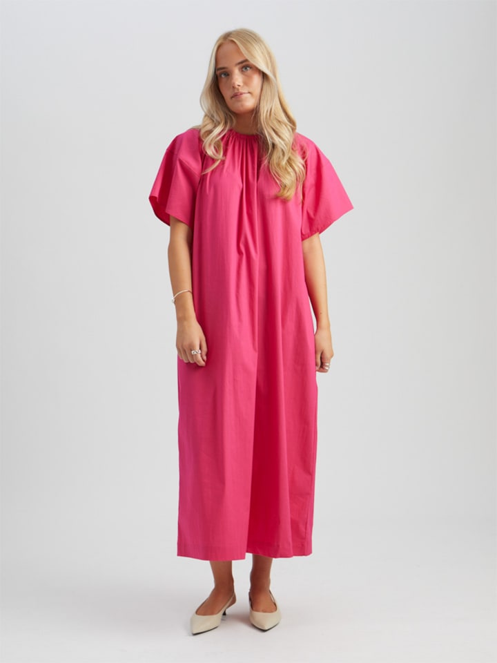 Dress in Fuchsia Fedora