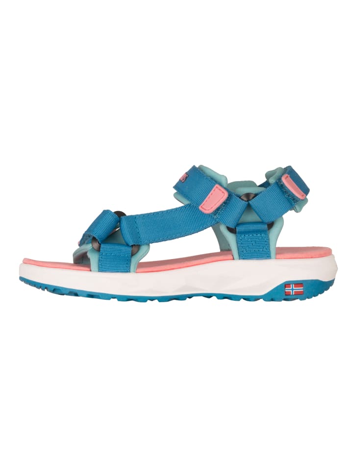 Sandalen Lysefjord in harbor blue