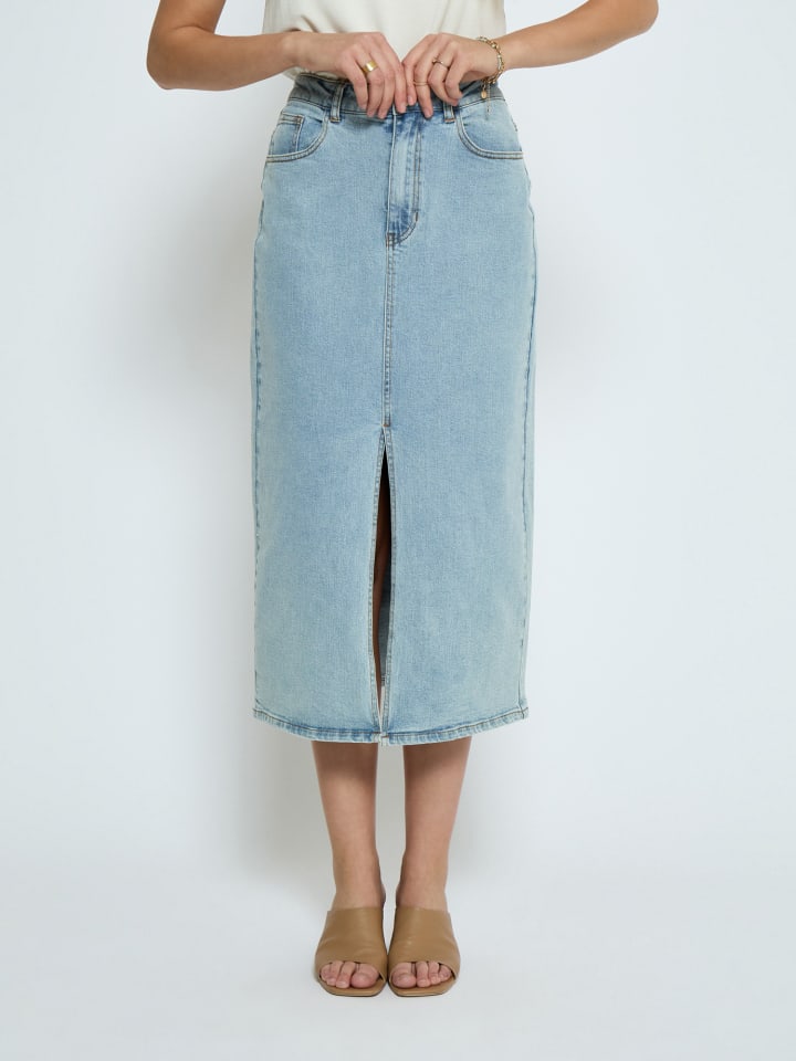 Rock in Light Blue Wash