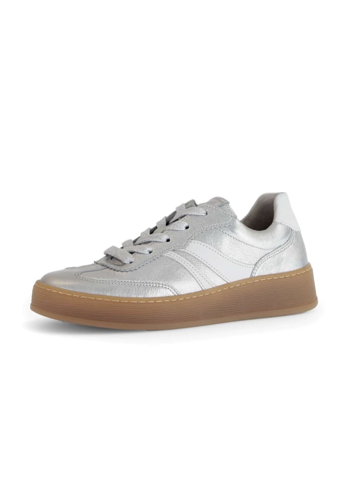 Sneaker low in silber
