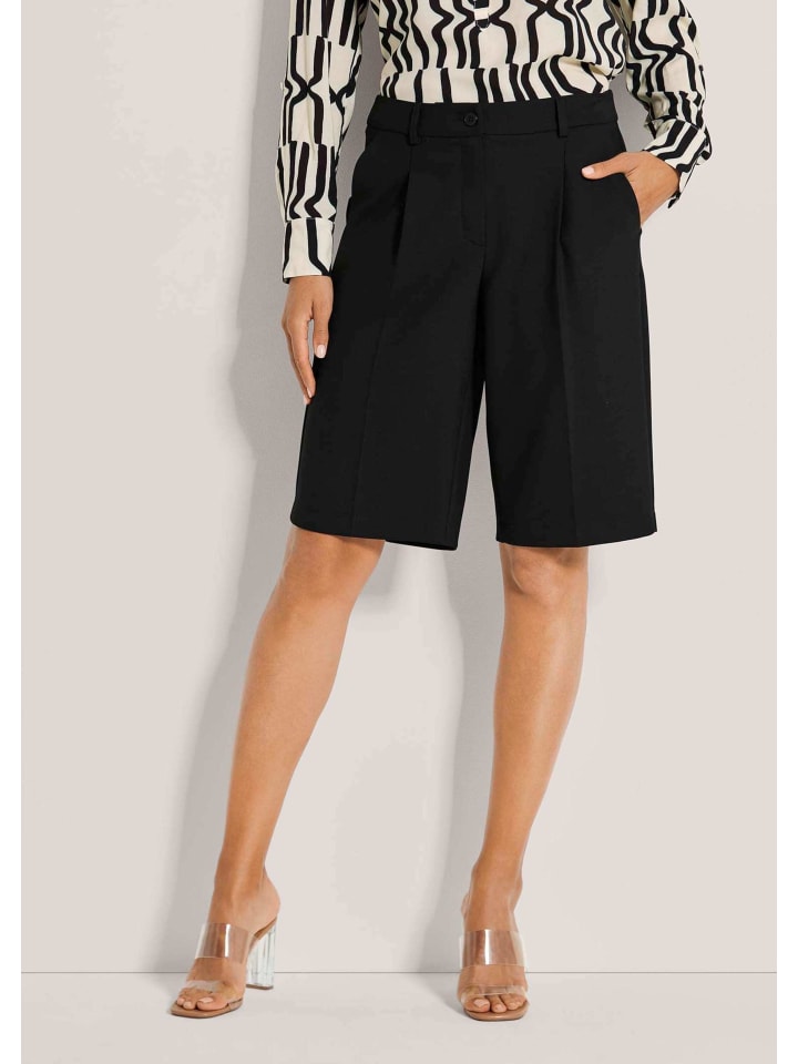 Sommerliche Bermuda mit Bundfalten in schwarz