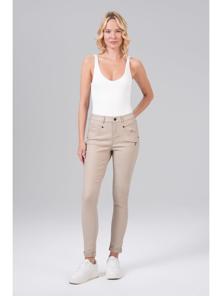 Suzy Skinny Fit White Cap