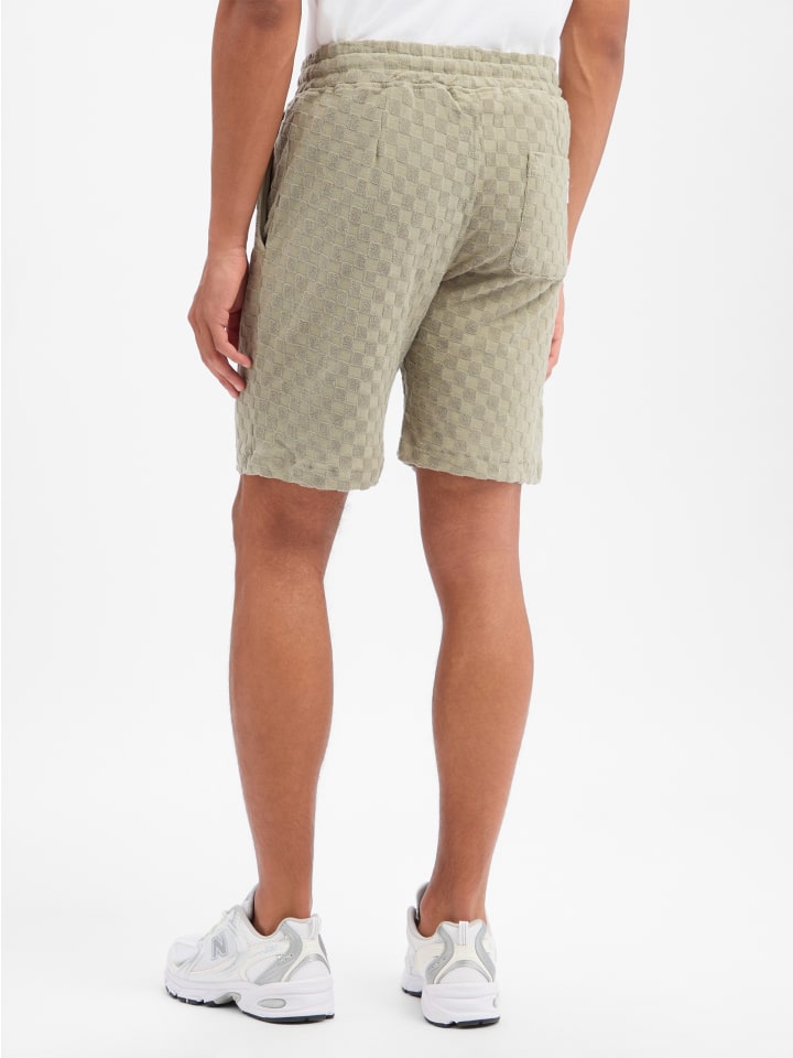 Shorts in schilf