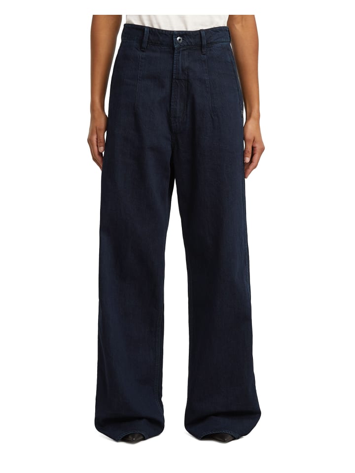 Roos Chino Loose Jeans worn in arctic blue