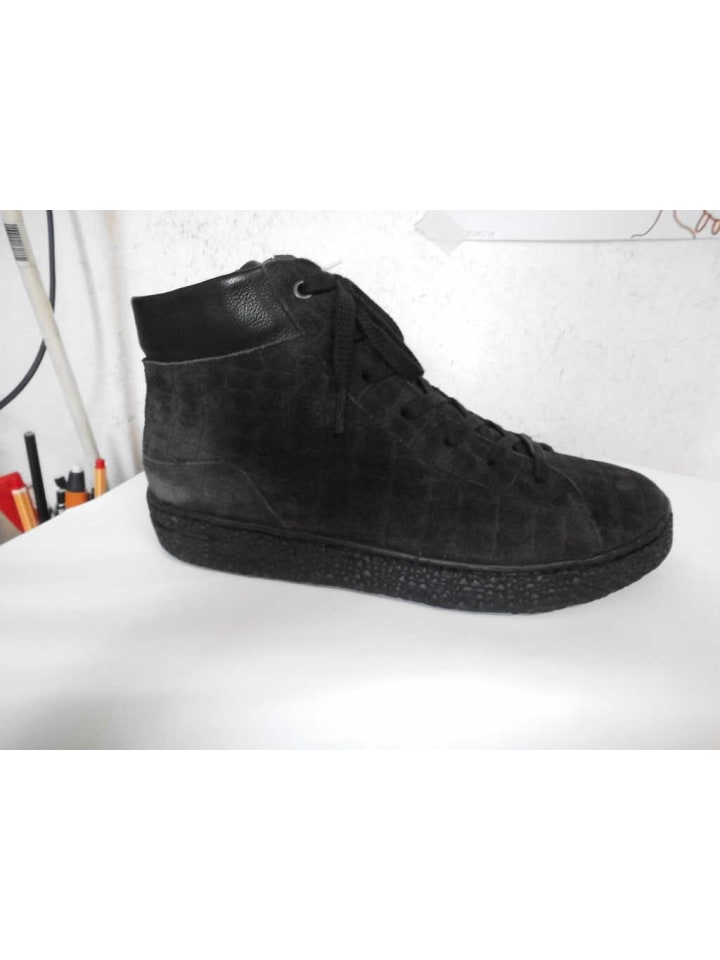 Schnürstiefel in schwarz