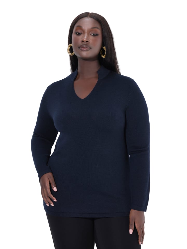 Pullover in dunkles marine