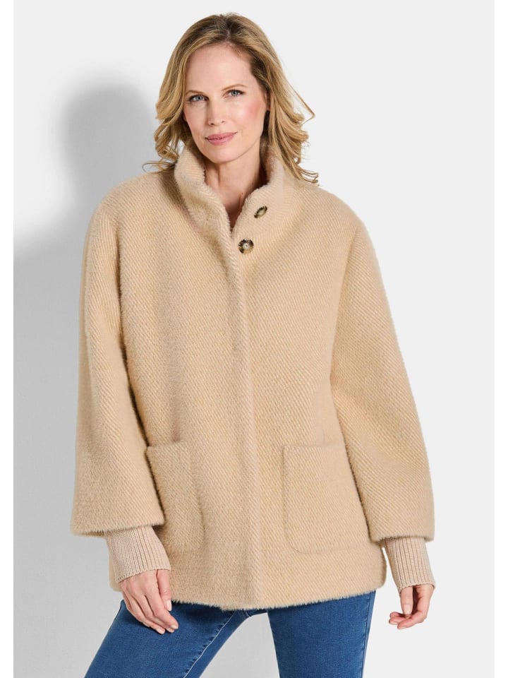 Kurzgröße: Flauschiger Kurzmantel mit Stehkragen in camel
