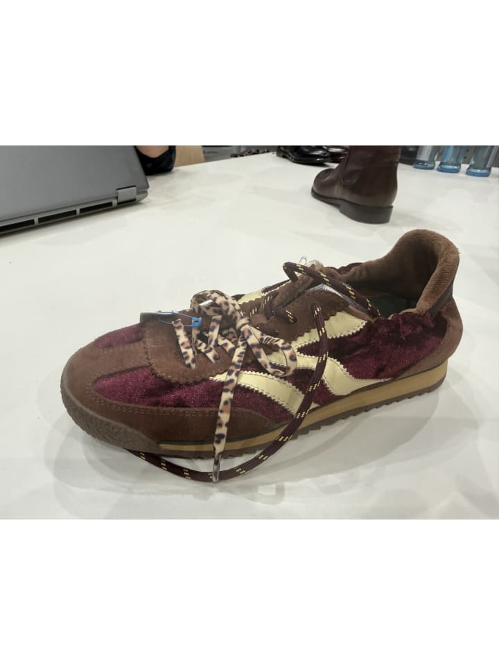 Schnürschuh in rot