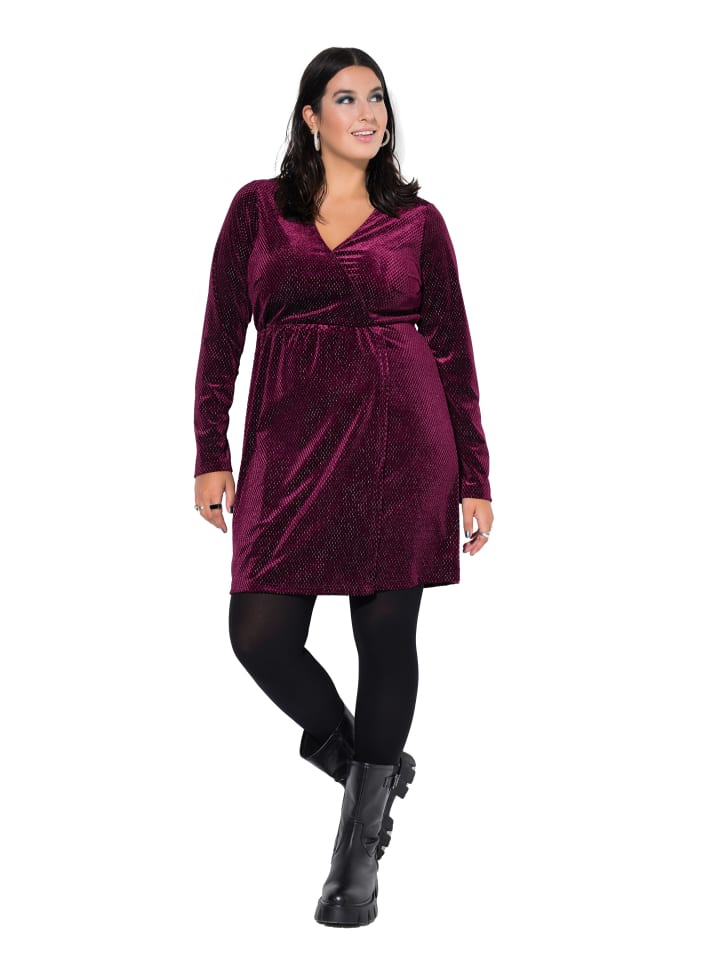 Kleid in dunkel kirschrot