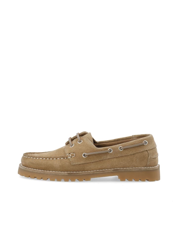 Segelschuhe in Sand