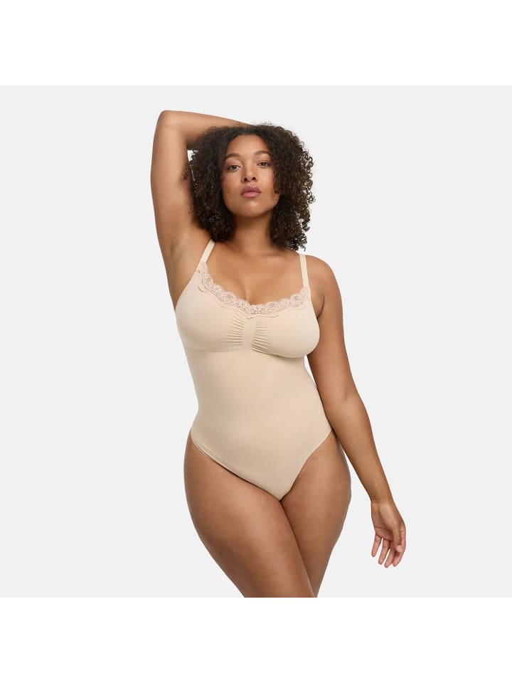 Figurformender Body mit String in Sand