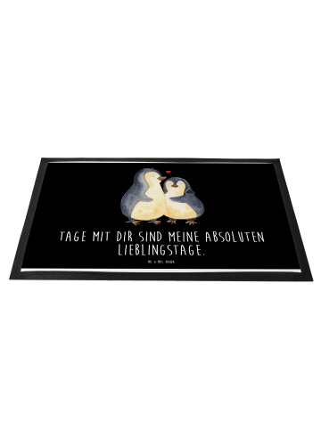 Mr. & Mrs. Panda Schmutzmatte Pinguin umarmen mit Spruch in Schwarz