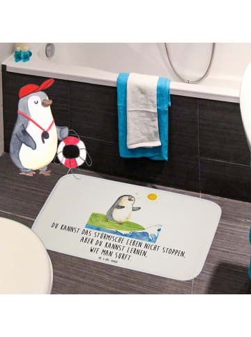 Mr. & Mrs. Panda Badematte Pinguin Surfer mit Spruch in Weiß