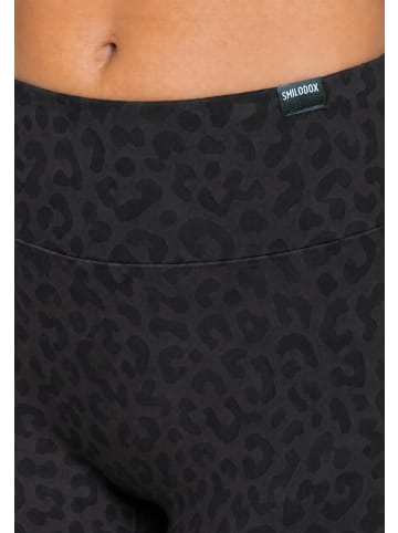 SMILODOX LEO Capri Leggings Velvara in Schwarz Leo