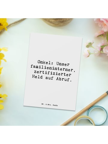 Mr. & Mrs. Panda Postkarte Spruch Onkel-Held mit Spruch in Weiß