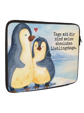 Mr. & Mrs. Panda Laptop Hülle Pinguin umarmen Design mit Spruch in Weiß