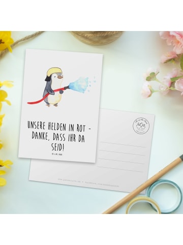 Mr. & Mrs. Panda Postkarte Feuerwehrmann Helden mit Spruch in Weiß