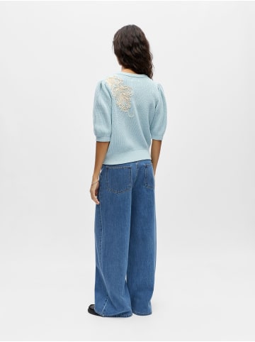 Object Strickoberteil in Winter Sky