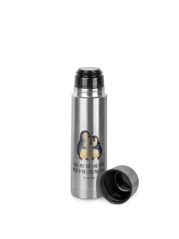 Mr. & Mrs. Panda Thermoskanne Pinguin umarmen mit Spruch in Transparent