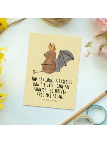 Mr. & Mrs. Panda Grußkarte Fledermaus Sitzen mit Spruch in Gelb Pastell